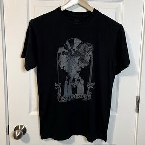 Port & Co black Solomon gothic / art nouveau graphic band (?) tee unisex sz M